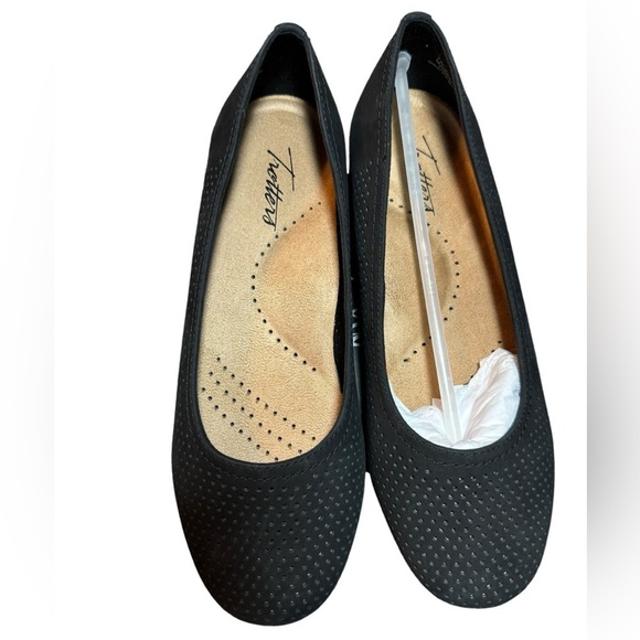 Trotters Darcey Nubuck Perforated Flats 7W - Picture 4 of 9